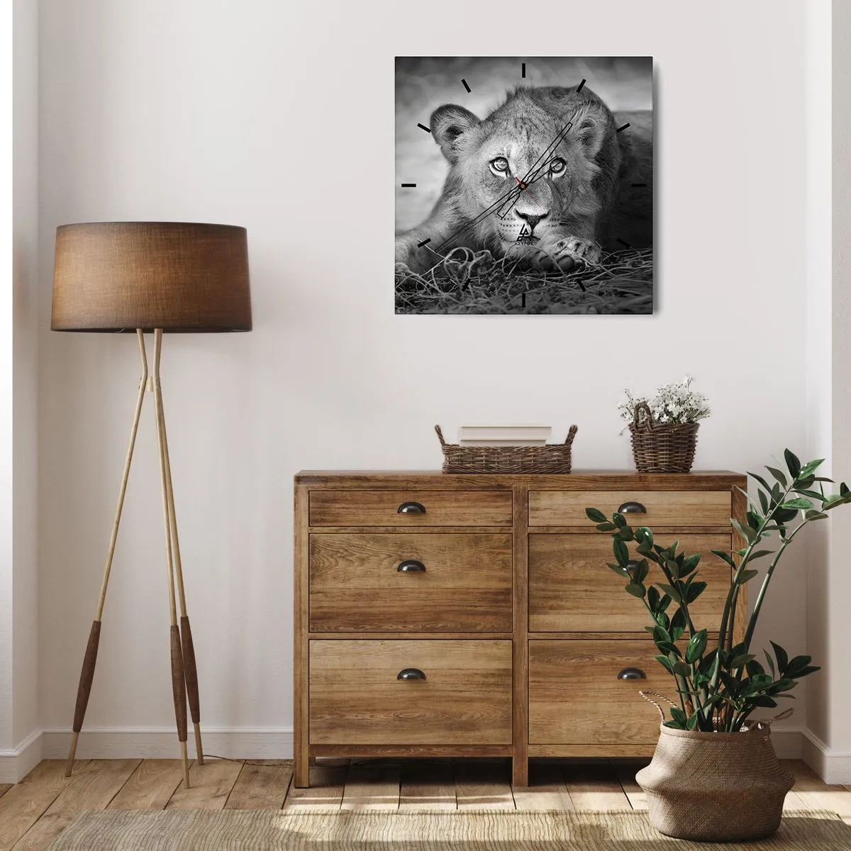 Horloge murale - Pendule murale - Portrait monochrome d'un jeune lion couché - 30x30cm - Chiot royal - Décoration murale moderne pour le salon et la chambre ARTTOR