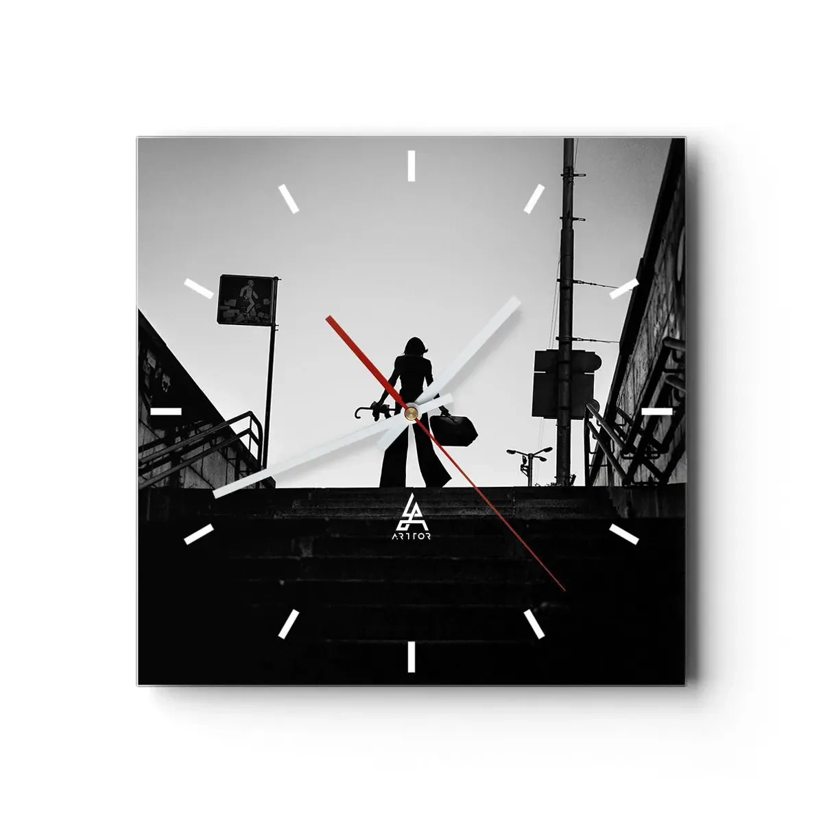 Horloge murale - Pendule murale - Une figure de femme dans les escaliers en noir et blanc avec une atmosphère dynamique - 30x30cm - Pèlerinage urbain - Décoration murale moderne pour le salon et la chambre ARTTOR