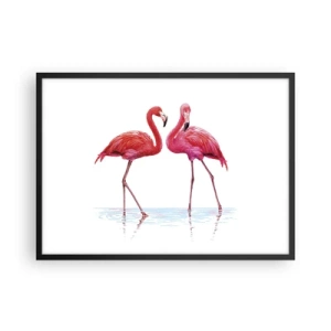 Affiche dans un cadre noir - Poster - Une paire de flamants roses dans l'eau sur un fond clair - 70x50cm - Rendez-vous rose - Décoration murale moderne pour le salon et la chambre ARTTOR