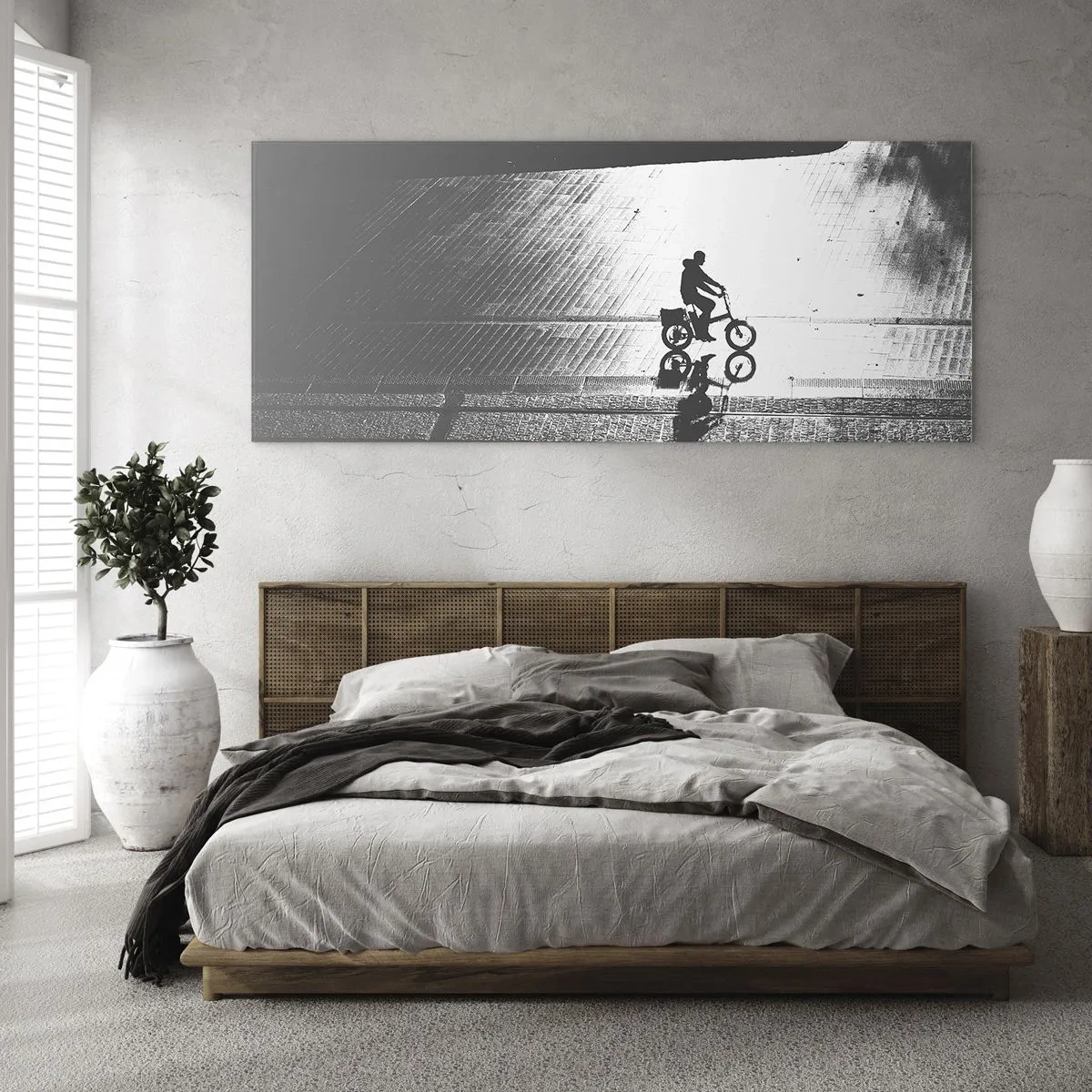 Impression sur verre - Image sur verre - Silhouette noire et blanche d'un cycliste sur une rue mouillée - 160x50cm - Devant moi, à travers la ville - Décoration murale moderne pour le salon et la chambre ARTTOR