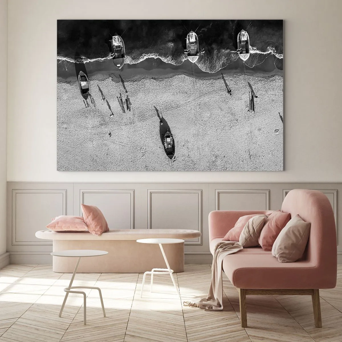 Impression sur verre - Image sur verre - Bateaux noirs et blancs et leurs ombres sur une plage de sable vue d'en haut - 120x80cm - Toujours sur le rivage… - Décoration murale moderne pour le salon et la chambre ARTTOR