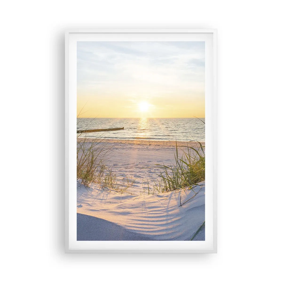 Affiche dans un cadre blanc - Poster - Le bruit de la mer, le chant des oiseaux, une plage sauvage parmi les herbes… - 61x91 cm