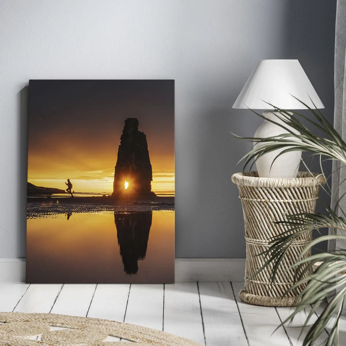 Impression sur toile - Image sur toile - Personne courant sur la plage au coucher du soleil avec formation rocheuse - 80x120cm - Juste vous et la nature - Décoration murale moderne pour le salon et la chambre ARTTOR