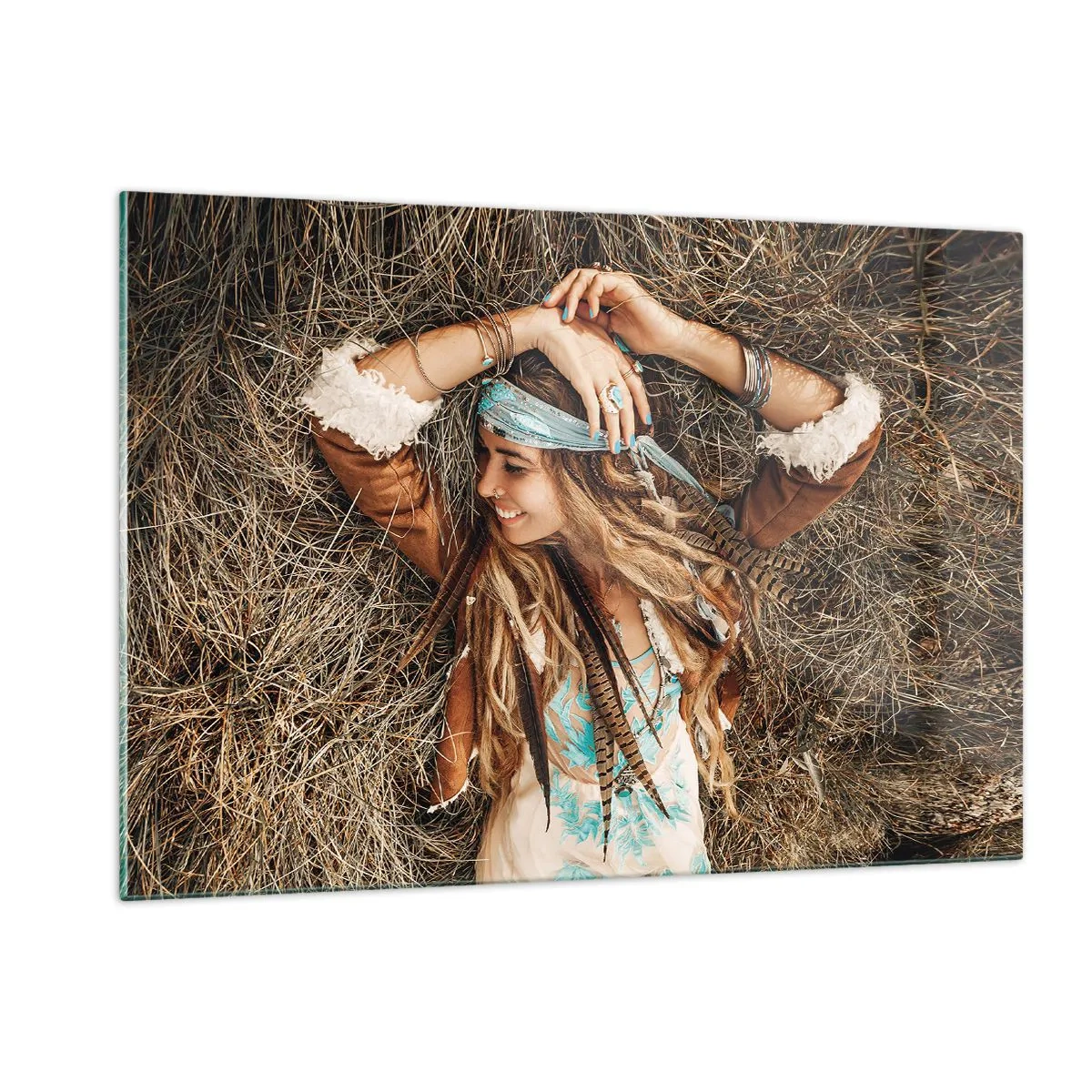 Impression sur verre - Image sur verre - Femme de style bohème allongée dans le foin souriante - 120x80cm - En route vers les années d'amour - Décoration murale moderne pour le salon et la chambre ARTTOR