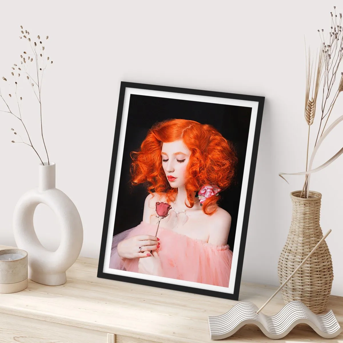 Affiche dans un cadre noir - Poster - Portrait d'une femme rousse avec une rose sur fond noir - 50x70cm - De style baroque - Décoration murale moderne pour le salon et la chambre ARTTOR