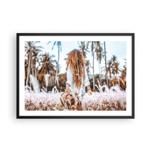 Affiche dans un cadre noir - Poster - Une femme dans un champ d'herbe avec des palmiers en arrière-plan au coucher du soleil - 70x50cm - Né de peluches d'herbe - Décoration murale moderne pour le salon et la chambre ARTTOR