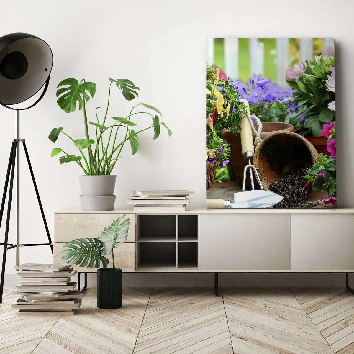 Impression sur toile - Image sur toile - Fleurs colorées dans des pots avec des outils de jardinage sur la table - 70x100cm - Le jardin de Zosia - Décoration murale moderne pour le salon et la chambre ARTTOR