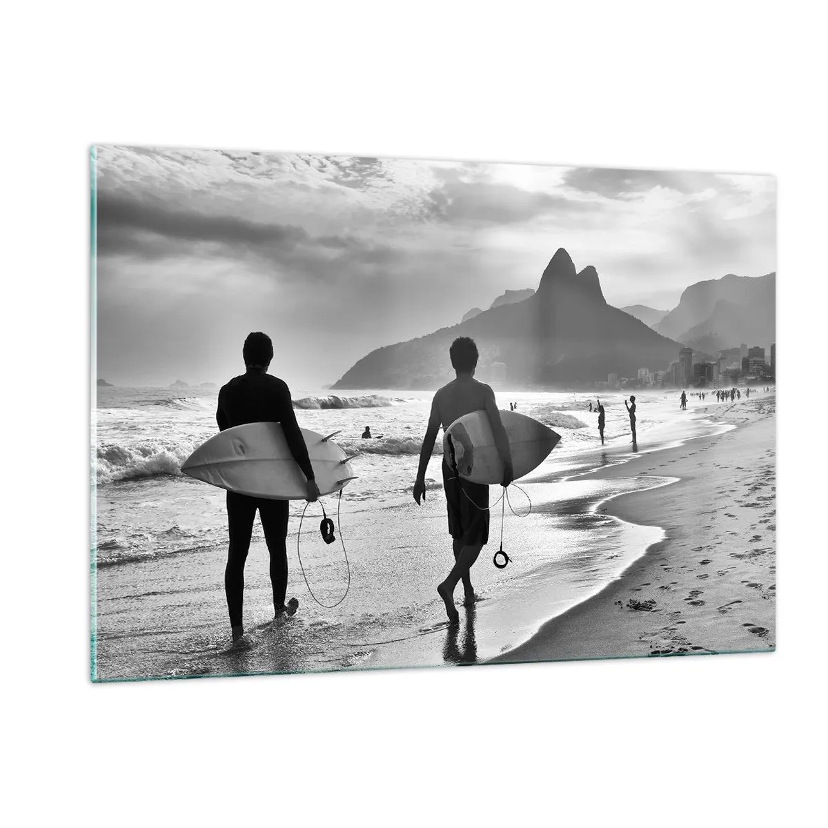 Impression sur verre - Image sur verre - Surfeurs sur la plage avec des planches, composition en noir et blanc - 120x80cm - Samba sur une vague - Décoration murale moderne pour le salon et la chambre ARTTOR