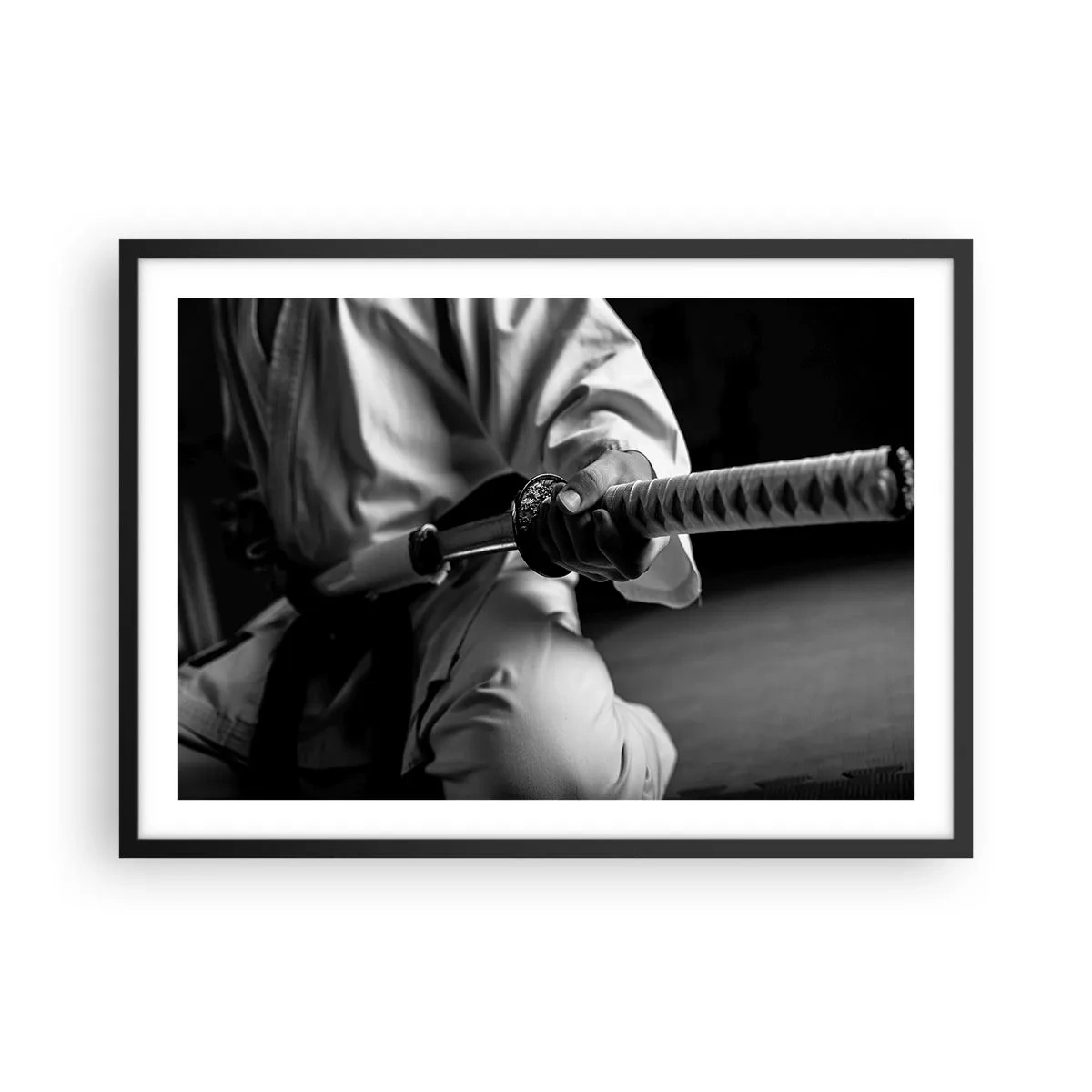 Affiche dans un cadre noir - Poster - Un samouraï en kimono tenant un katana en noir et blanc. - 70x50cm - Âme de guerrier - Décoration murale moderne pour le salon et la chambre ARTTOR