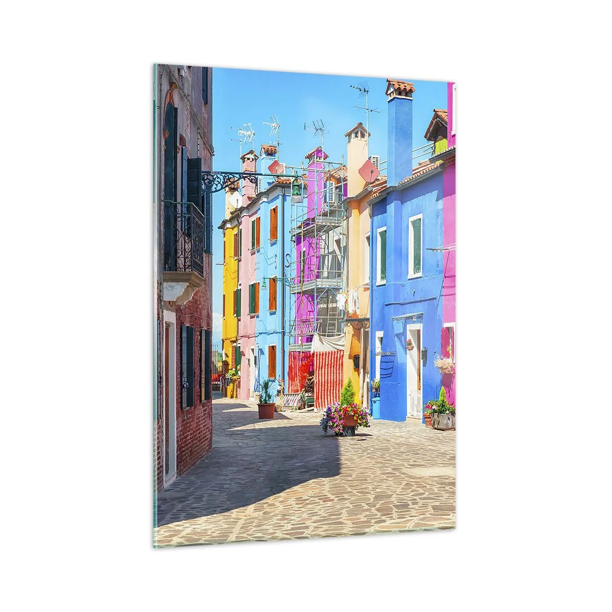 Impression sur verre - Image sur verre - Bâtiments colorés dans une rue étroite d'une ville ensoleillée - 50x70cm - Ville "Sous les perroquets" - Décoration murale moderne pour le salon et la chambre ARTTOR