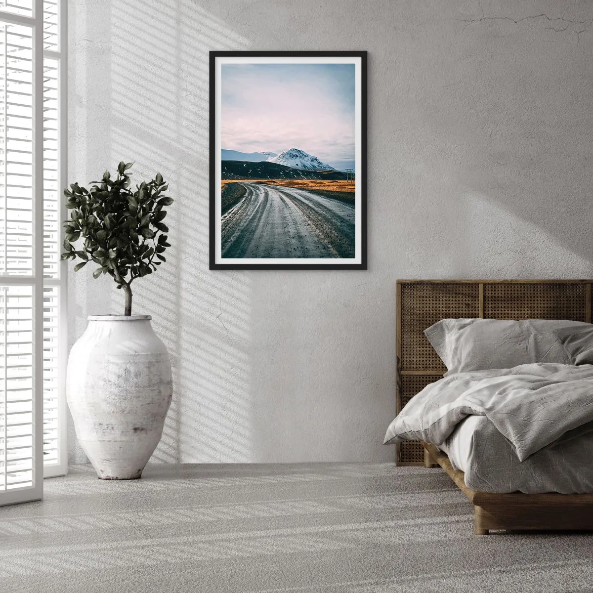 Affiche dans un cadre noir - Poster - Une route menant vers les montagnes enneigées - 50x70cm - Dans un climat islandais - Décoration murale moderne pour le salon et la chambre ARTTOR