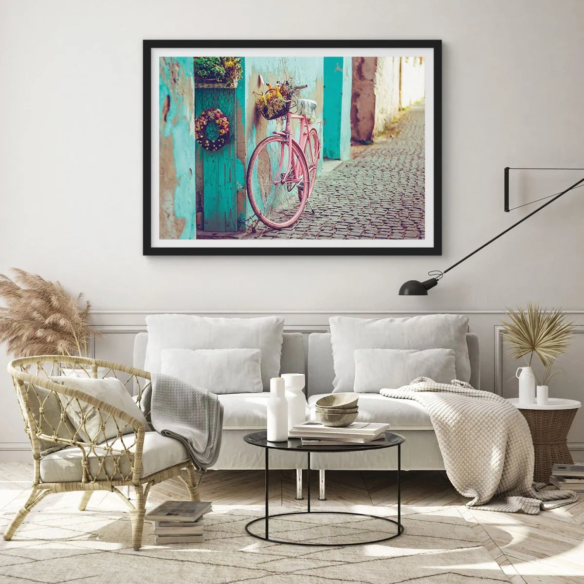 Affiche dans un cadre noir - Poster - Un vélo rose près d'une porte turquoise - 100x70cm - Je reviens tout de suite - Décoration murale moderne pour le salon et la chambre ARTTOR