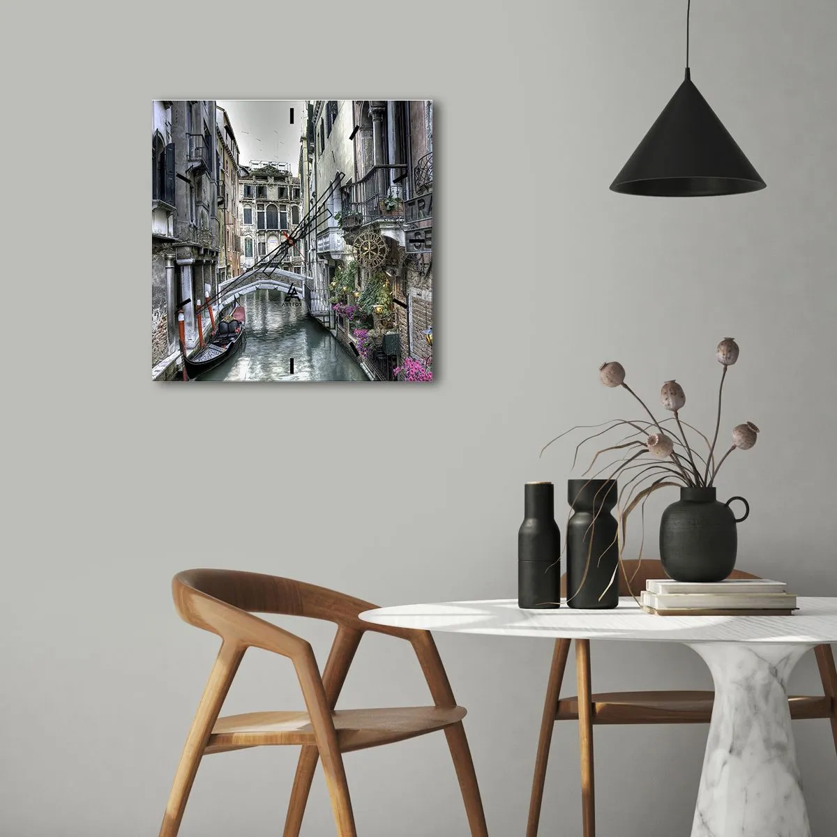 Horloge murale - Pendule murale - Canal vénitien avec gondole et pont de pierre - 30x30cm - Pendant des siècles dans une réflexion silencieuse - Décoration murale moderne pour le salon et la chambre ARTTOR