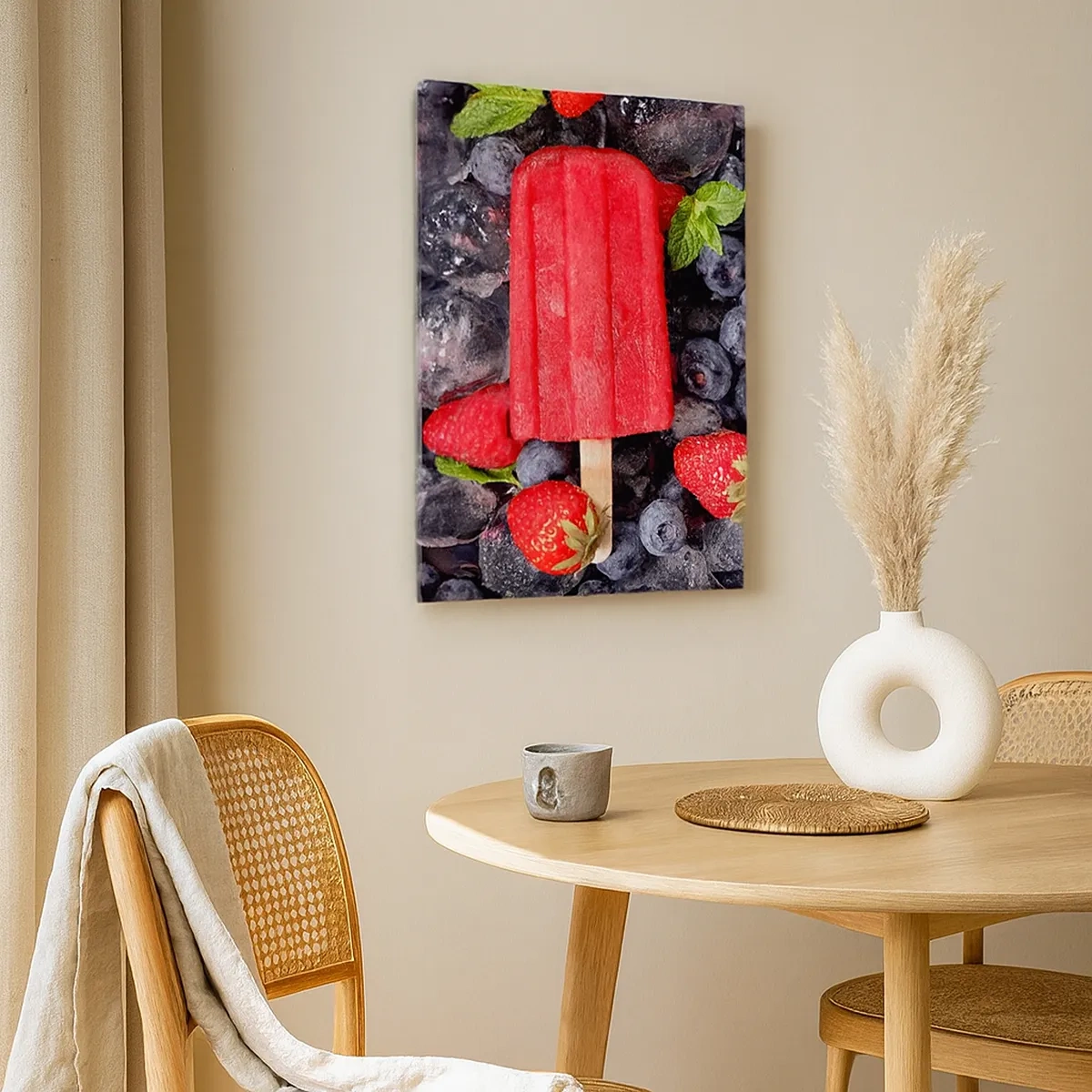 Impression sur toile - Image sur toile - Glace rouge entourée de fruits et de glace - 50x70cm - Le goût d’un été chaud - Décoration murale moderne pour le salon et la chambre ARTTOR