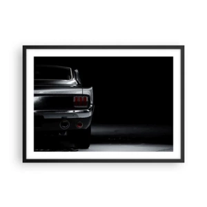 Affiche dans un cadre noir - Poster - Une image en noir et blanc de l'arrière d'une voiture classique sur un fond sombre. - 70x50cm - Le charme du classique - Décoration murale moderne pour le salon et la chambre ARTTOR