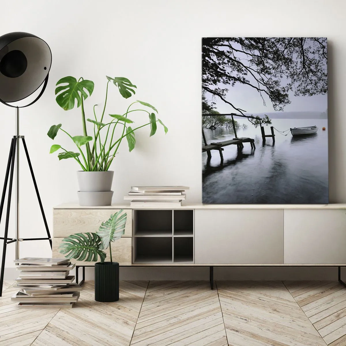 Impression sur toile - Image sur toile - Une jetée sur l'eau avec un bateau en arrière-plan entouré d'un paysage brumeux - 70x100cm - Tu te reposes déjà - Décoration murale moderne pour le salon et la chambre ARTTOR
