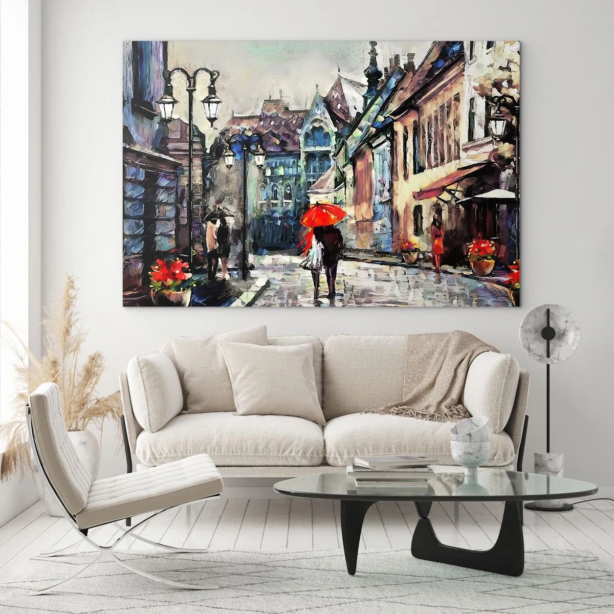 Impression sur verre - Image sur verre - Un couple sous un parapluie rouge se promenant dans une rue pittoresque - 70x50cm - Pluie pour deux - Décoration murale moderne pour le salon et la chambre ARTTOR