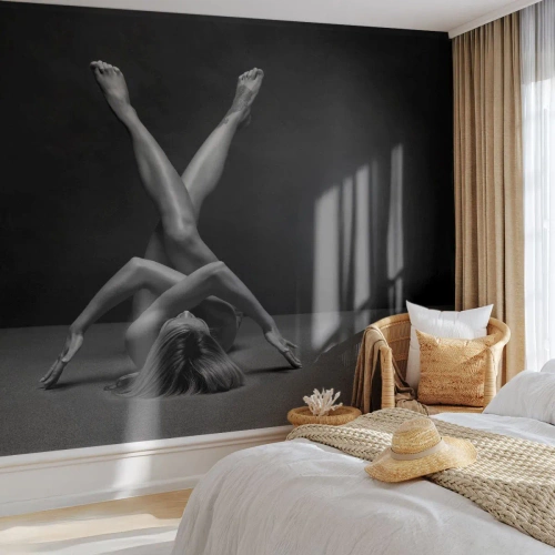 Papier Peint Photo Standard Eco - Pose artistique d'un corps nu en noir et blanc - 100x70cm - Géométrie de la nudité - Décoration murale moderne pour le salon et la chambre ARTTOR