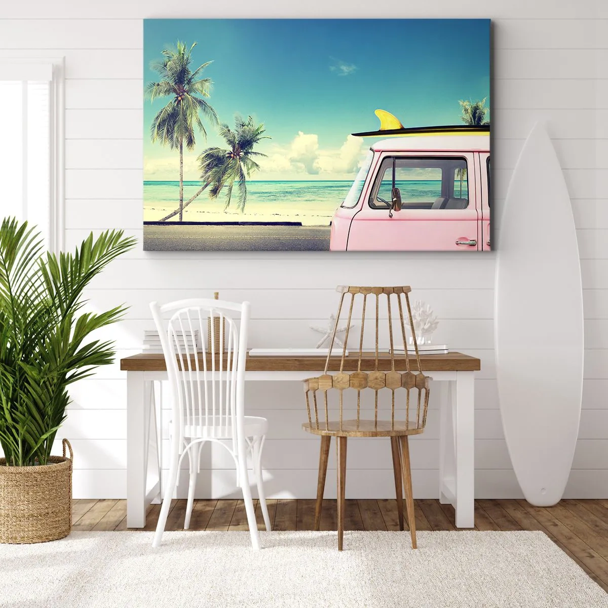 Impression sur toile - Image sur toile - Une camionnette rose avec une planche de surf sur une plage tropicale. - 70x50cm - Il est temps de commencer les vacances - Décoration murale moderne pour le salon et la chambre ARTTOR