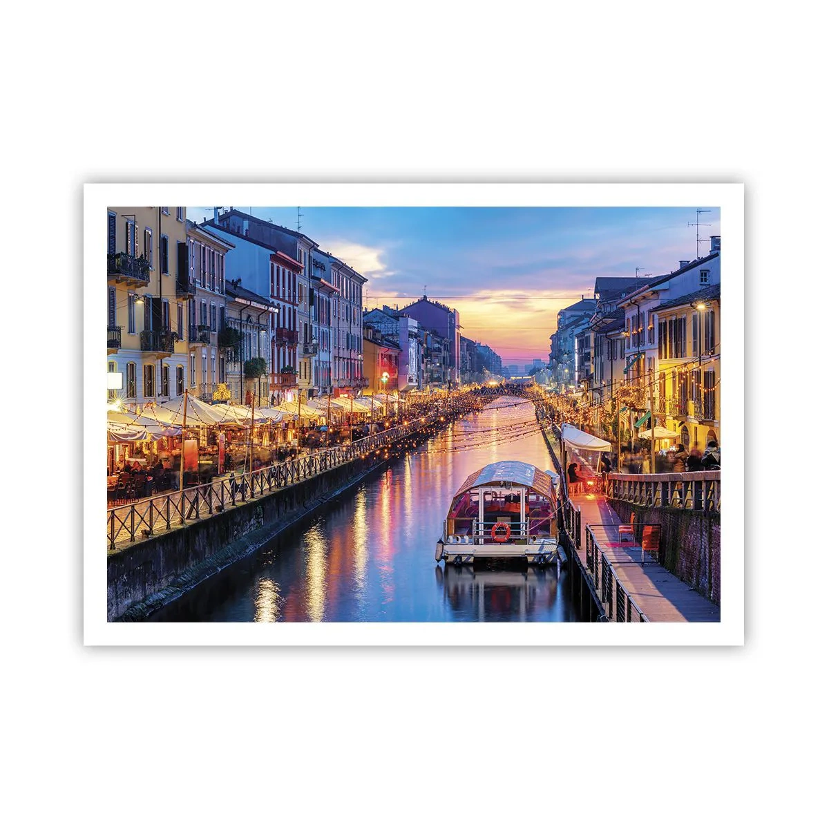 Affiche - Poster - Un canal éclairé entouré de bâtiments colorés - 100x70cm - Soirée de lumière et de jeu - Décoration murale moderne pour le salon et la chambre ARTTOR