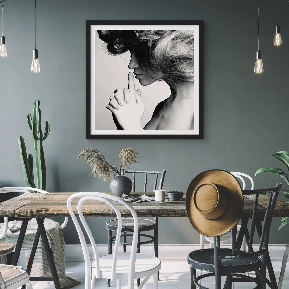 Affiche dans un cadre noir - Poster - A l'écoute d'elle-même - 30x30 cm