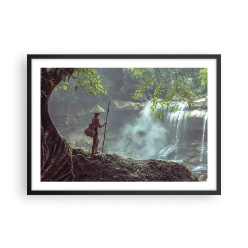Affiche dans un cadre noir - Poster - Une figure avec une lance près d'une cascade dans une forêt tropicale - 70x50cm - Lier d'amitié avec la nature - Décoration murale moderne pour le salon et la chambre ARTTOR