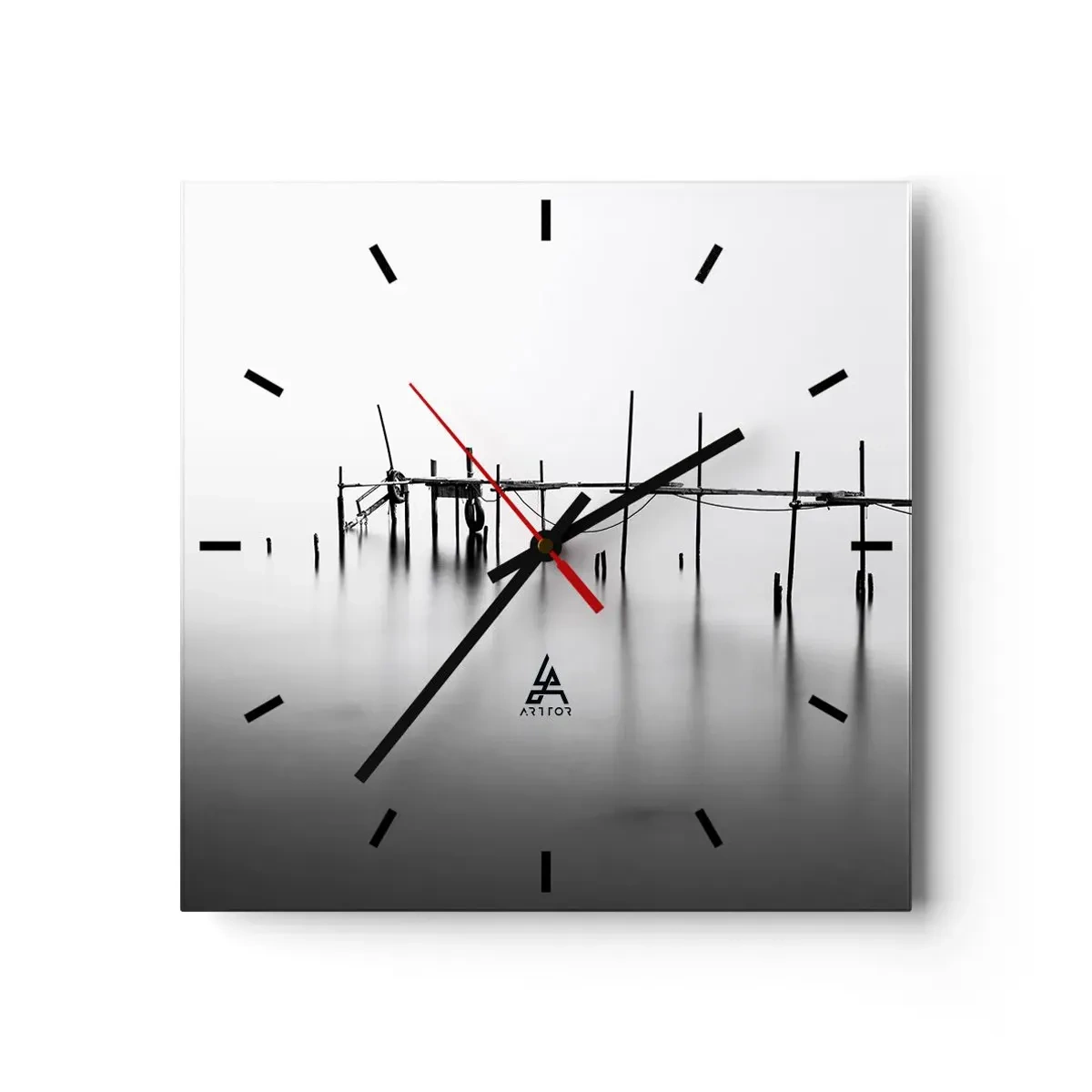 Horloge murale - Pendule murale - Une jetée noire et blanche immergée dans un paysage brumeux - 30x30cm - Et s'il n'y avait pas de monde ? - Décoration murale moderne pour le salon et la chambre ARTTOR