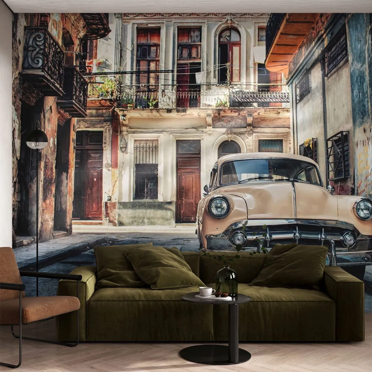 Papier Peint Photo Premium Sand - Une voiture ancienne sur fond de rue coloniale - 100x70cm - Sieste à La Havane - Décoration murale moderne pour le salon et la chambre ARTTOR