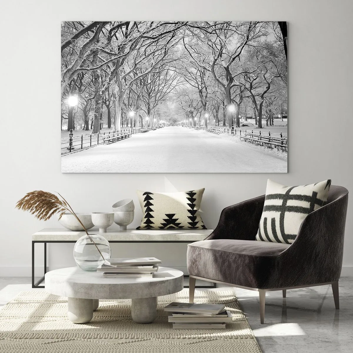 Impression sur verre - Image sur verre - Allée d'arbres d'hiver dans le parc avec des lumières et de la neige - 70x50cm - Les quatres saisons – l’hiver - Décoration murale moderne pour le salon et la chambre ARTTOR
