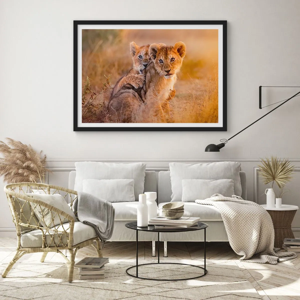 Affiche dans un cadre noir - Poster - Adorables lionceaux dans leur environnement naturel - 100x70cm - Ne pas déranger! On s'amuse - Décoration murale moderne pour le salon et la chambre ARTTOR