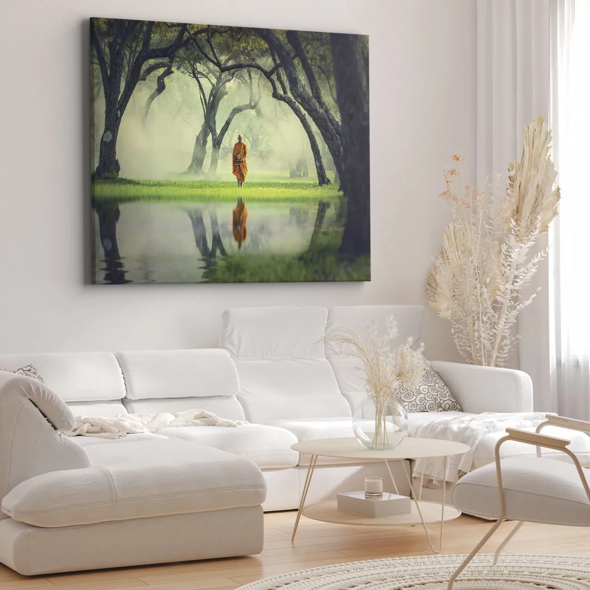Impression sur toile - Image sur toile - Un moine en robe orange dans une forêt avec un fond brumeux et un reflet dans l'eau. - 120x80cm - En route vers l'illumination - Décoration murale moderne pour le salon et la chambre ARTTOR
