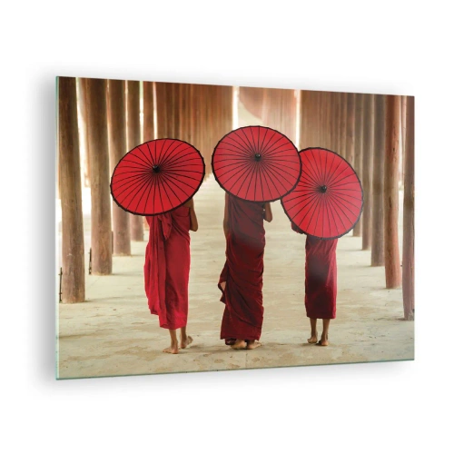 Impression sur verre - Image sur verre - Moines avec des parapluies rouges marchant le long d'un couloir en bois - 70x50cm - Sur la route du pays pure - Décoration murale moderne pour le salon et la chambre ARTTOR