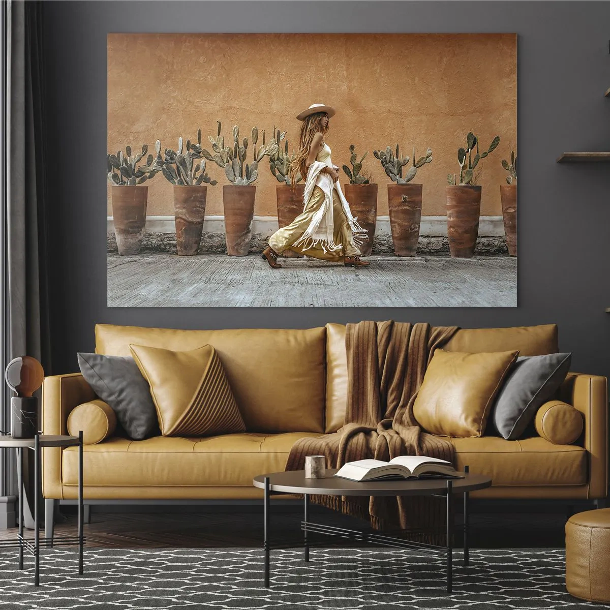 Impression sur verre - Image sur verre - Une femme de style bohème marchant devant des pots de cactus. - 100x70cm - Style hippie - Décoration murale moderne pour le salon et la chambre ARTTOR