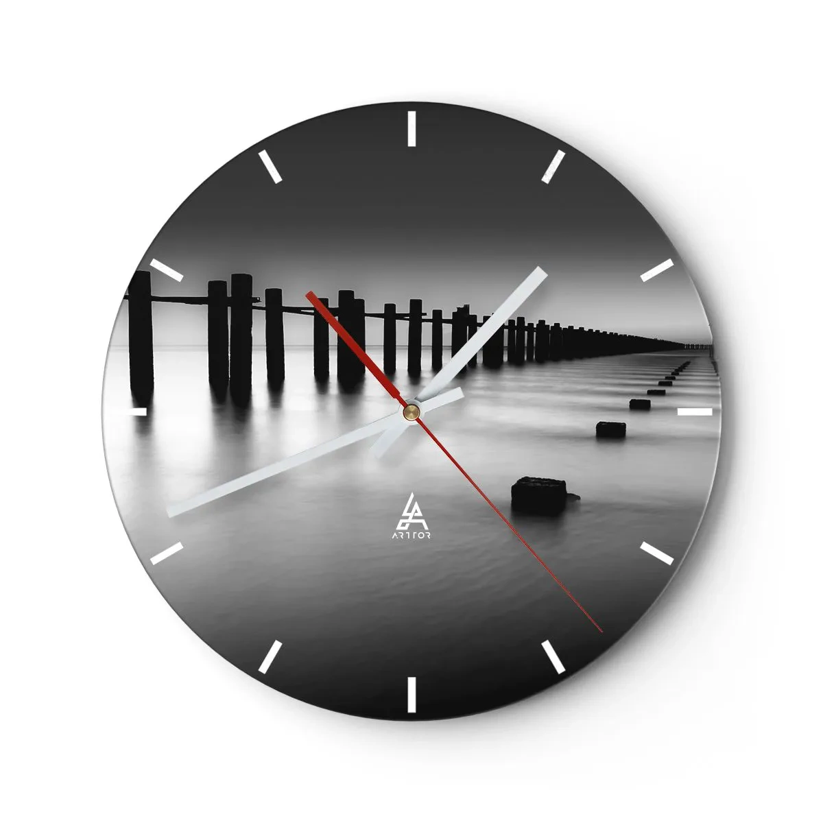 Horloge murale - Pendule murale - Une jetée noire et blanche menant au loin à travers des eaux calmes - 30x30cm - Distance grise dans le brouillard - Décoration murale moderne pour le salon, la cuisine et la chambre ARTTOR