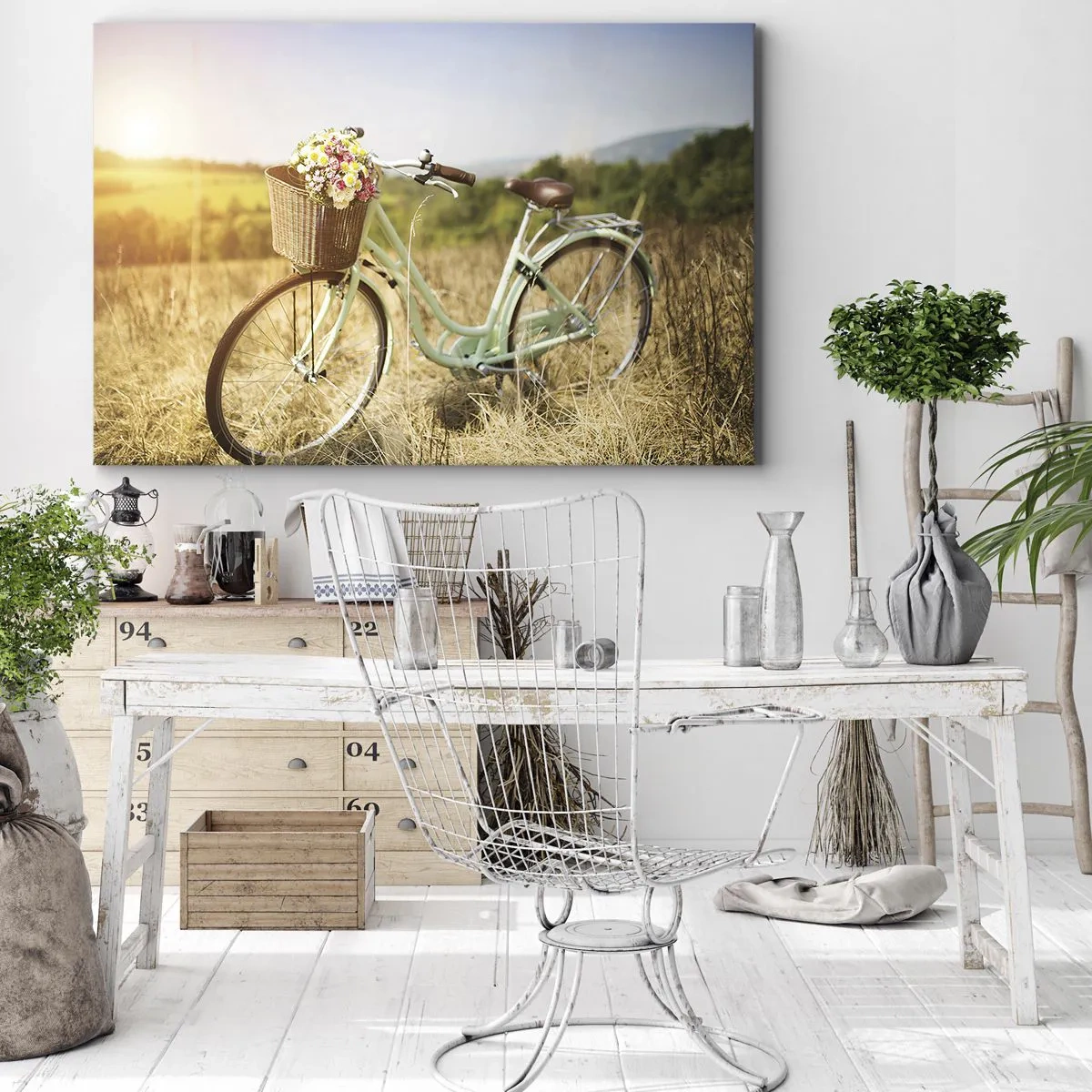 Impression sur toile - Image sur toile - Un vélo rétro avec un panier rempli de fleurs sur fond de prairie. - 100x70cm - Je vais rester un petit moment - Décoration murale moderne pour le salon et la chambre ARTTOR