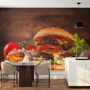 Papier Peint Photo Standard Eco - Burger appétissant avec des frites sur un fond en bois - 100x70cm - Le fruit défendu - Décoration murale moderne pour le salon et la chambre ARTTOR