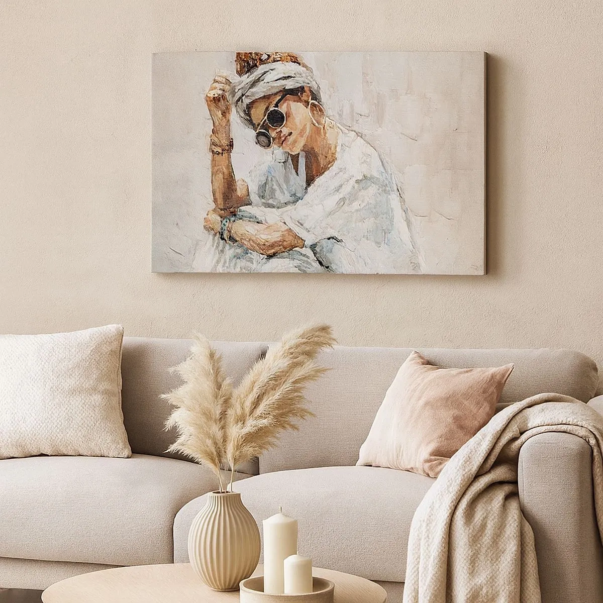 Impression sur toile - Image sur toile - Portrait d'une femme portant des lunettes de soleil contre un mur clair - 70x50cm - Portrait en plein soleil - Décoration murale moderne pour le salon et la chambre ARTTOR