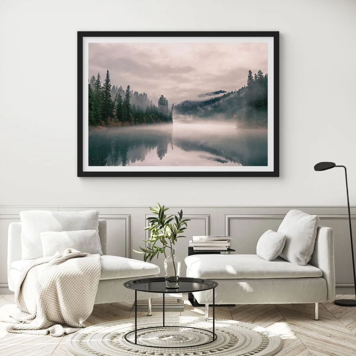 Affiche dans un cadre noir - Poster - Une forêt brumeuse se reflétant dans un lac calme - 70x50cm - Reflet dans le brouillard - Décoration murale moderne pour le salon et la chambre ARTTOR