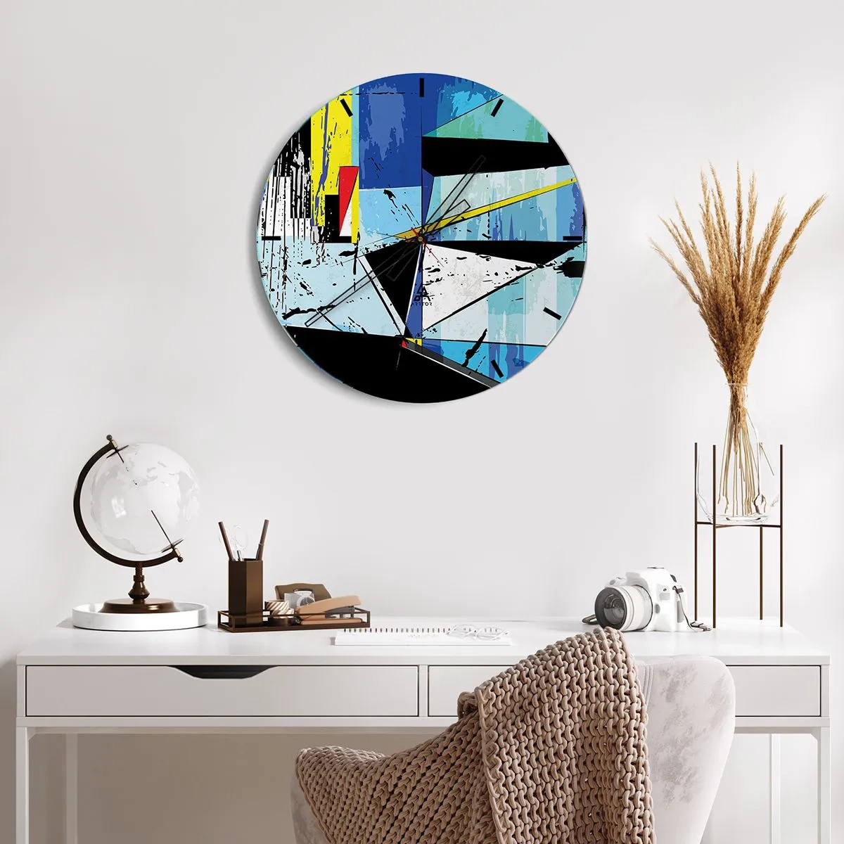 Horloge murale - Pendule murale - Abstraction géométrique dans les tons de bleu et de noir - 30x30cm - Regardez le monde sous un certain angle… - Décoration murale moderne pour le salon, la cuisine et la chambre ARTTOR
