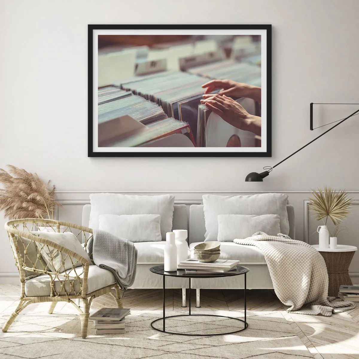 Affiche dans un cadre noir - Poster - Mains regardant à travers une collection de vinyles - 100x70cm - A la recherche d'émotions - Décoration murale moderne pour le salon et la chambre ARTTOR