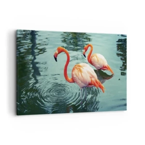 Impression sur toile - Image sur toile - Deux flamants roses dans l'eau calme reflétant leur environnement - 120x80cm - Nous sommes à la mode maintenant - Décoration murale moderne pour le salon et la chambre ARTTOR