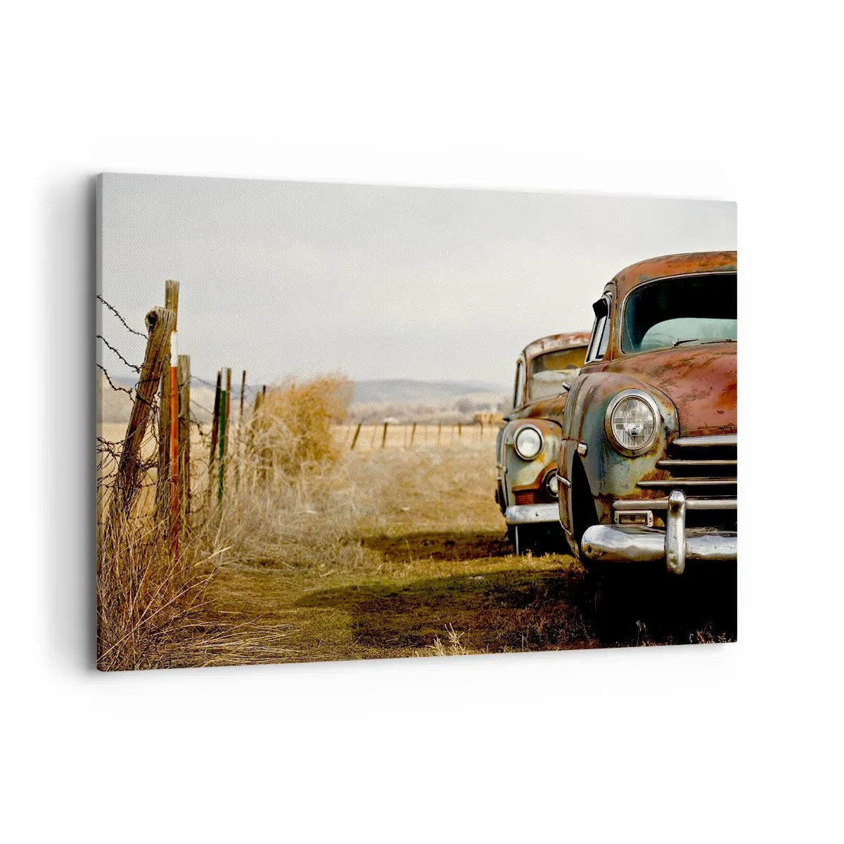Impression sur toile - Image sur toile - Deux vieilles voitures sur un chemin de terre à côté d'une clôture en bois - 120x80cm - Repos bien mérité - Décoration murale moderne pour le salon et la chambre ARTTOR