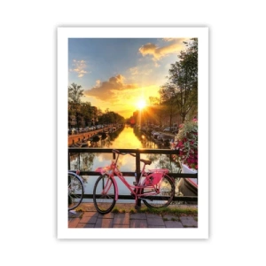 Affiche - Poster - Un vélo rose sur un pont au-dessus d'un canal au coucher du soleil - 50x70cm - Matin de printemps à Amsterdam - Décoration murale moderne pour le salon et la chambre ARTTOR