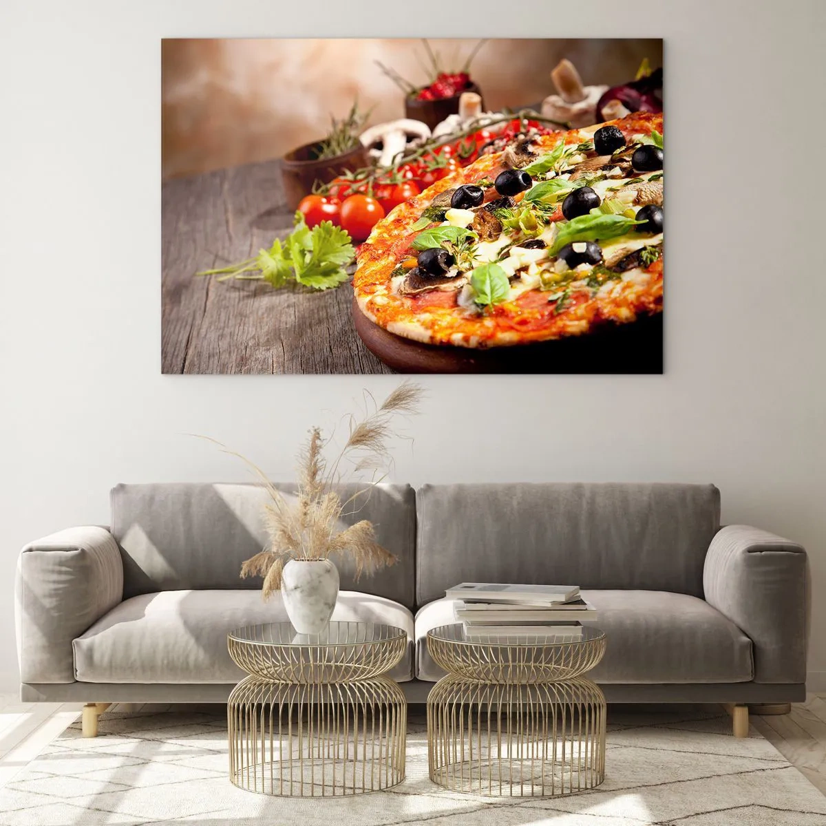 Impression sur verre - Image sur verre - Pizza aux olives, champignons et herbes fraîches sur une table en bois - 120x80cm - Des ingrédients telluriques - Décoration murale moderne pour le salon et la chambre ARTTOR