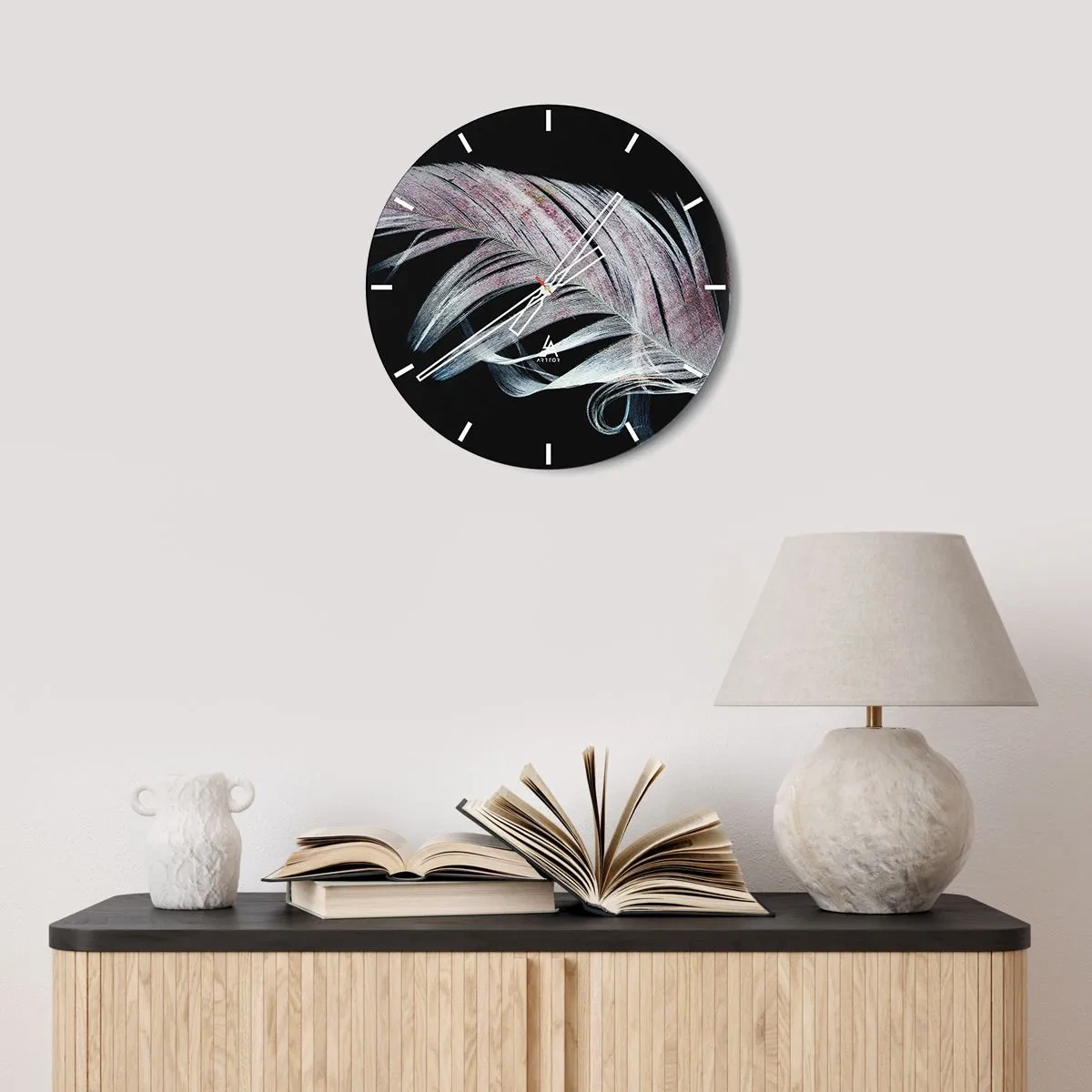 Horloge murale - Pendule murale - Une plume délicate aux couleurs pastel sur fond noir - 30x30cm - Pensez au toucher - Décoration murale moderne pour le salon, la cuisine et la chambre ARTTOR