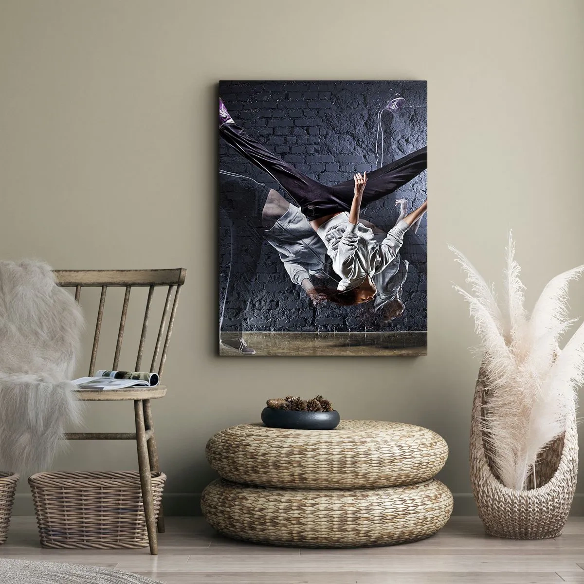 Impression sur toile - Image sur toile - Un danseur effectuant un saut dynamique contre un mur de briques - 80x120cm - Étoile de la rue - Décoration murale moderne pour le salon et la chambre ARTTOR