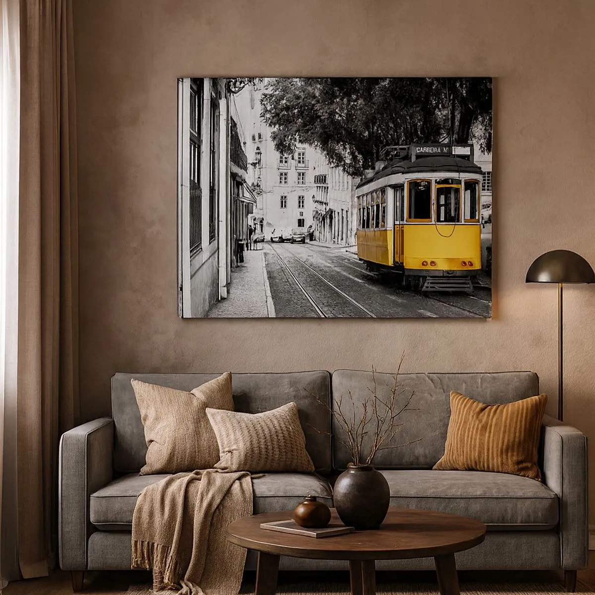 Impression sur toile - Image sur toile - Un tramway jaune sur fond de rue en noir et blanc - 70x50cm - Et du fado en arrière-plan - Décoration murale moderne pour le salon et la chambre ARTTOR