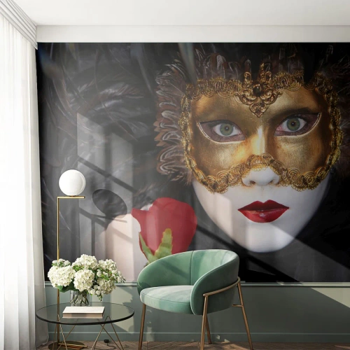 Papier Peint Photo Premium Sand - Masque de carnaval doré avec une rose rouge - 100x70cm - Parce que la vie est un grand bal - Décoration murale moderne pour le salon et la chambre ARTTOR