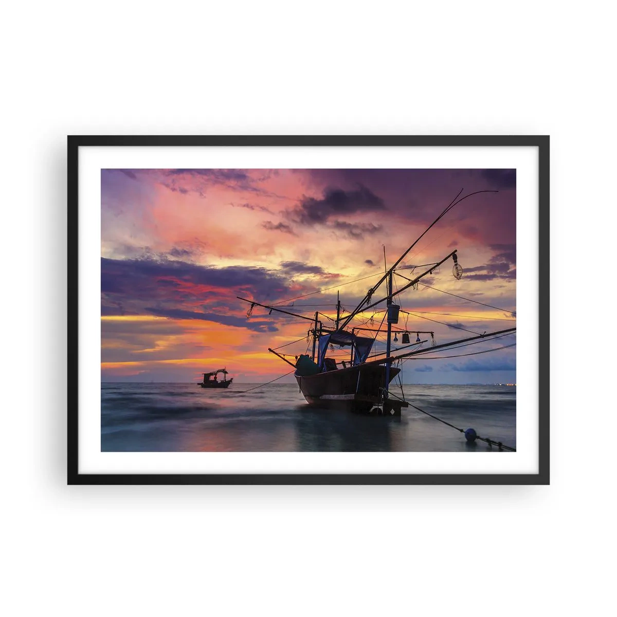 Affiche dans un cadre noir - Poster - Un bateau de pêche sur fond de coucher de soleil coloré - 70x50cm - Soirée exotique - Décoration murale moderne pour le salon et la chambre ARTTOR