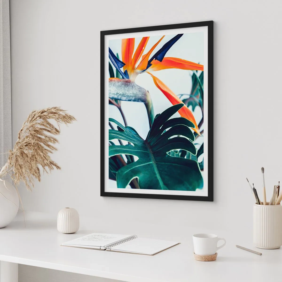 Affiche dans un cadre noir - Poster - Gros plan d'une fleur de strelitzia entourée de feuilles vertes - 50x70cm - Le buisson oiseaux - Décoration murale moderne pour le salon et la chambre ARTTOR